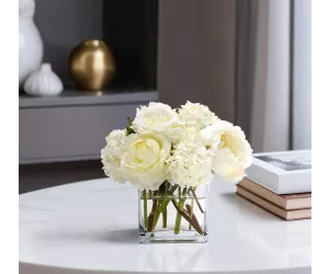 Цветы Пиони Роуз (Peony Rose), белые, в стеклянной вазе